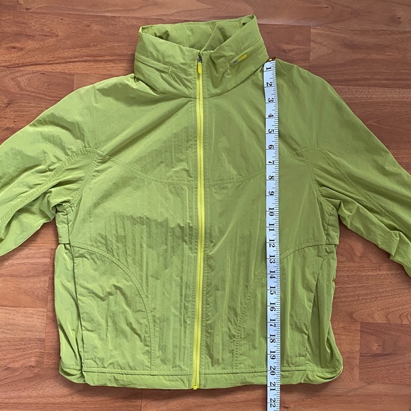 ❤️ Lululemon Lightweight Hooded Jacket in Yellow Serpentine Size 2 NWOT - Picture 4 of 13